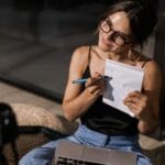 Blogerka nagrywa vloga przy laptopie i notatniku w domowym biurze