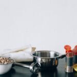 Składniki na hummus: ciecierzyca, przyprawy i garnek na stole