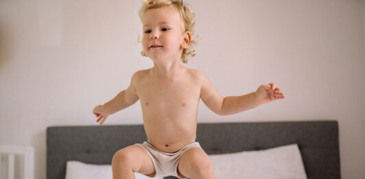 Skoki rozwojowe u niemowląt – kalendarz tygodni po tygodniu i typowe objawy kryzysu